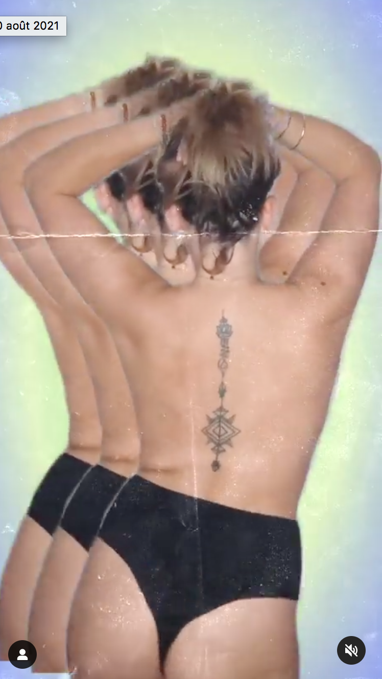 photo de l'influenceuse @ch_looo de dos nue avec un tatouage sur la colonne vertébrale et une culotte taille haute noire de la marque muse underwear