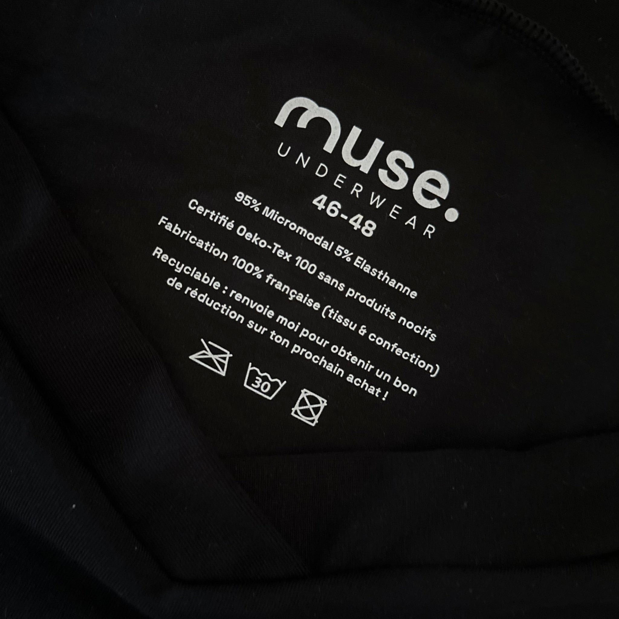 Gros plan sur l'étiquette d'une culotte Muse Underwear imprimée directement sur le tissu